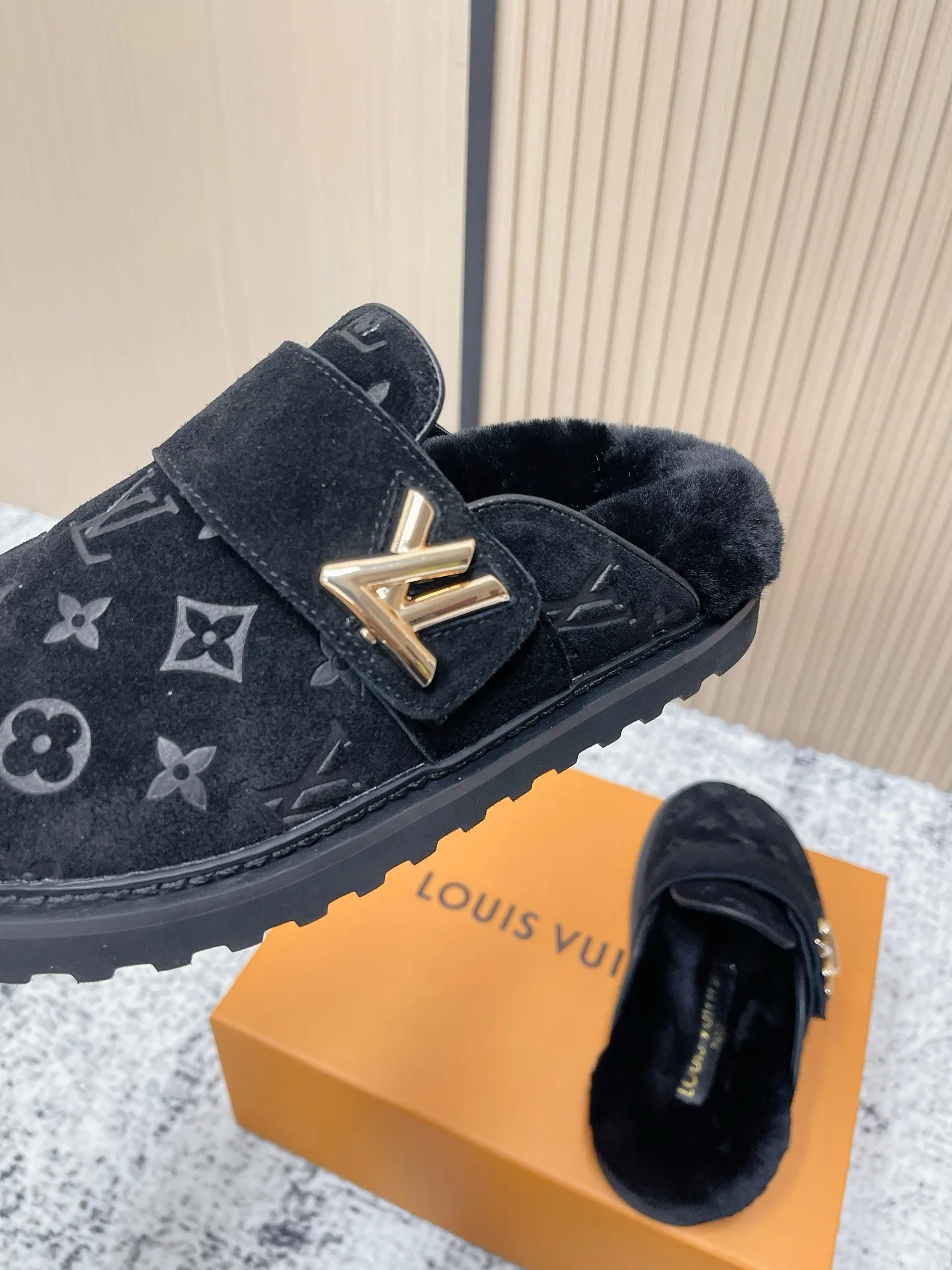 [L Home] P: 500💰 Size: 35-46 (female 40.41, male 45 46 custom-made) Top version Louis vuitton Lv top version LV couple's wool slippers New couple's Birkenstock slippers Cute and loveable, the foot feel is not too good Simple and high-end Sling-hee design Ready to wear and go Good news for lazy people Upper imported cowhide/imported old floral cloth Original hardware buckle, original molded high-density foam outsole. Fabric: Yangjing/classic jacquard fabric. Lining: imported wool lining. Sole: original foam combination sole.